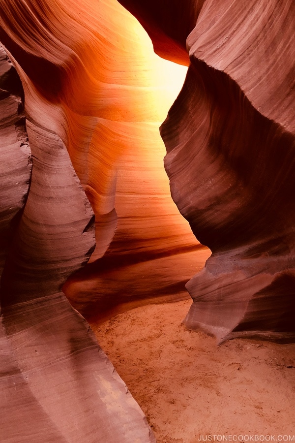 formation rocheuse en grès devenue slot canyon - Lower Antelope Canyon Photo Tour | justonecookbook.com