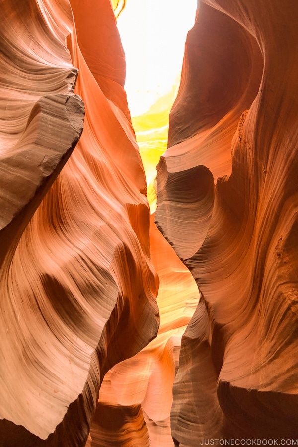 sand rock formation - Lower Antelope Canyon Photo Tour | justonecookbook.com> </figcaption></figure><p>SAND ROCK FREQUENCY / ロワーアンテロープキャニオンの写真。