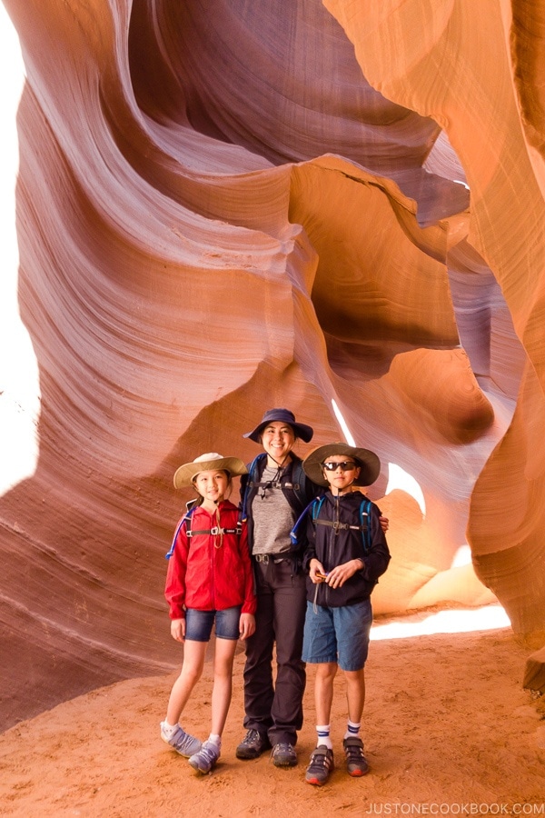 Nami met kinderen - Lower Antelope Canyon Photo Tour | justonecookbook.com