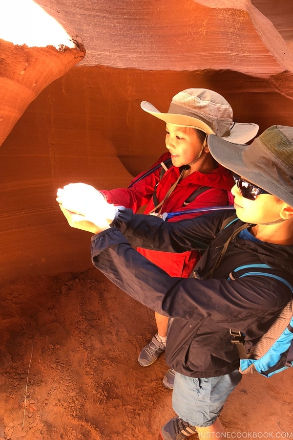 børn med en lysstråle, der skinner på deres hænder - Lower Antelope Canyon Photo Tour | justonecookbook.com