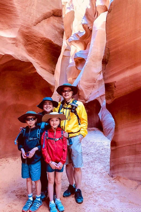 en enkelt kogebogsfamilie i Lower antelope Canyon - Lower Antelope Canyon Photo Tour | justonecookbook.com