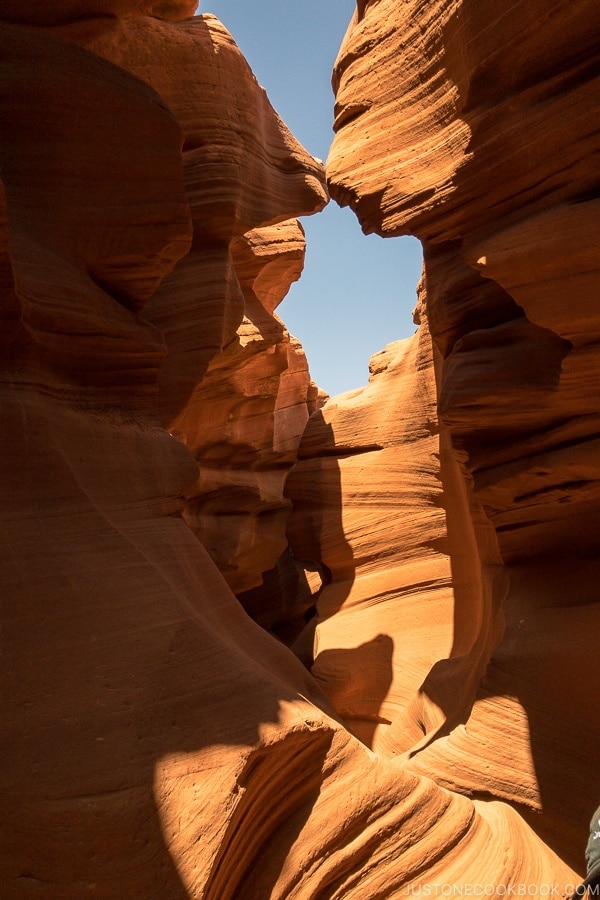 formazione rocciosa di sabbia vicino alla fine del sentiero - Lower Antelope Canyon Photo Tour | justonecookbook.com