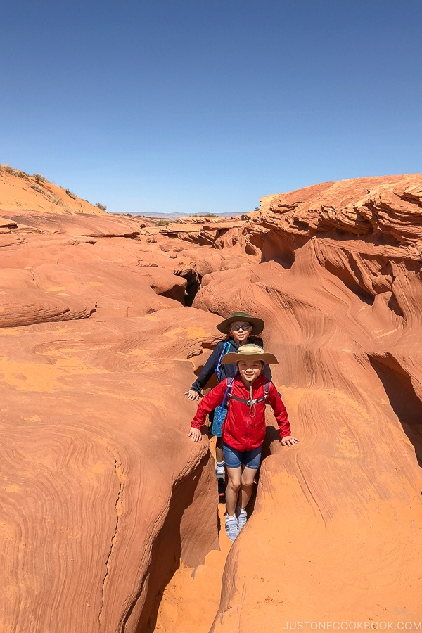 gyerekek a repedésnél az ösvény vége közelében - Lower Antelope Canyon Photo Tour | justonecookbook.com