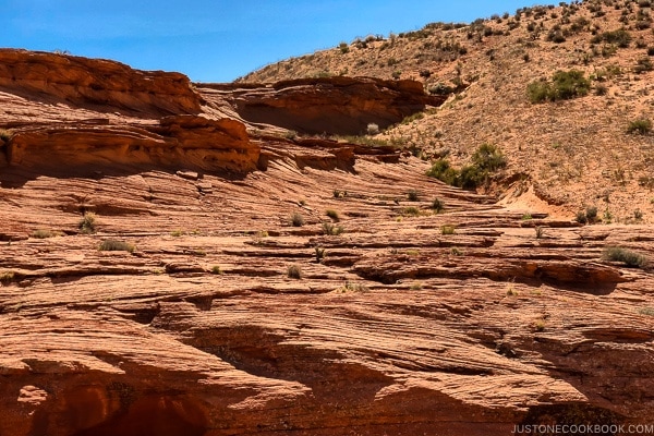 Außenseite des Slot Canyons - Lower Antelope Canyon Photo Tour | justonecookbook.com