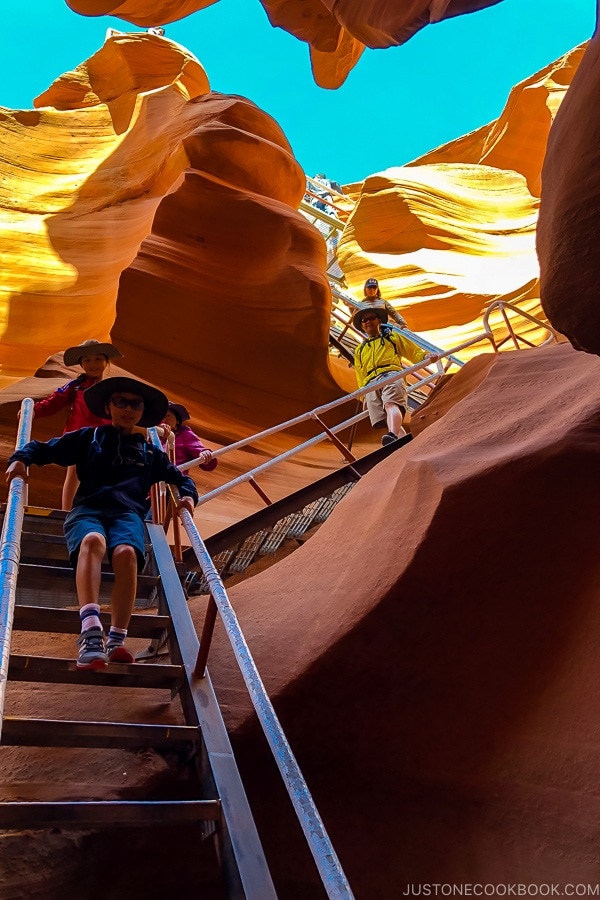 trappor som går in i en sandstensformation - Lower Antelope Canyon Photo Tour | justonecookbook.com