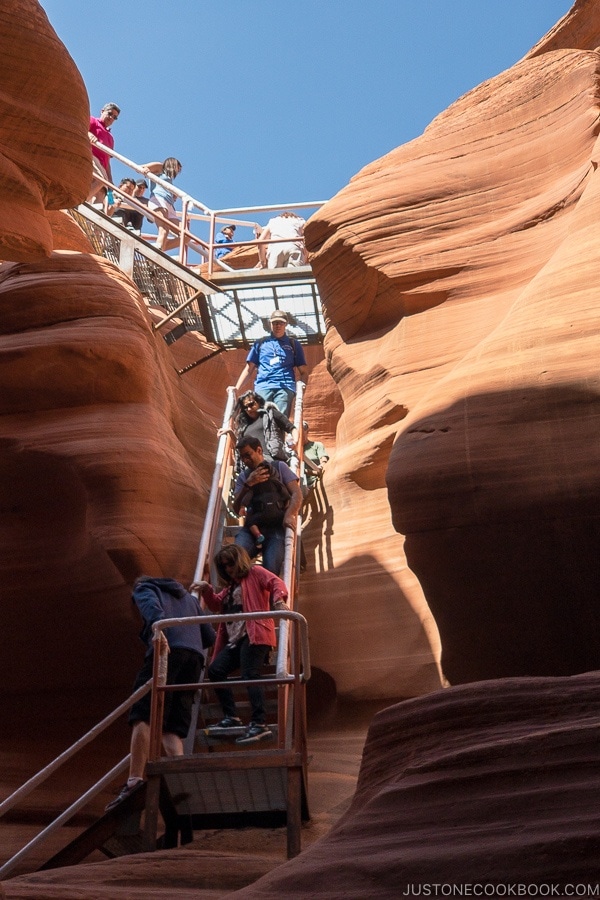 lépcső befelé a homokos sziklaalakzatba - Lower Antelope Canyon Photo Tour | justonecookbook.com