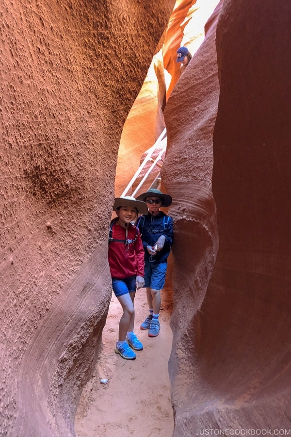 děti mezi písečnou skalní formací - Lower Antelope Canyon Photo Tour | justonecookbook.com