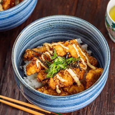 Chinese-style Chicken Karaage on a bed of steamed rice, topped with shredded nori and green onion.