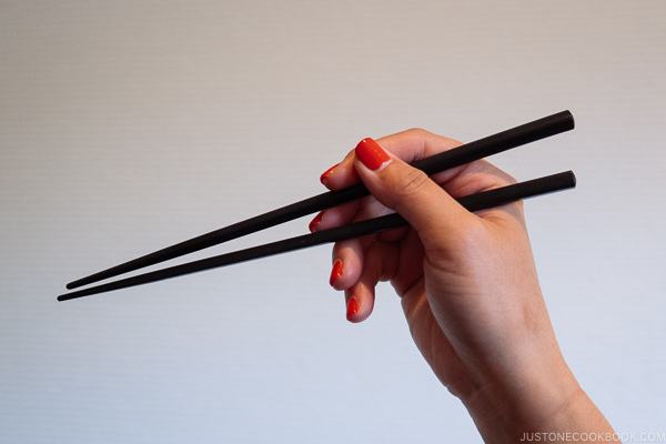 Japanese Dining Etiquette - Chopsticks: Do’s/Don’ts | Easy Japanese Recipes at JustOneCookbook.com