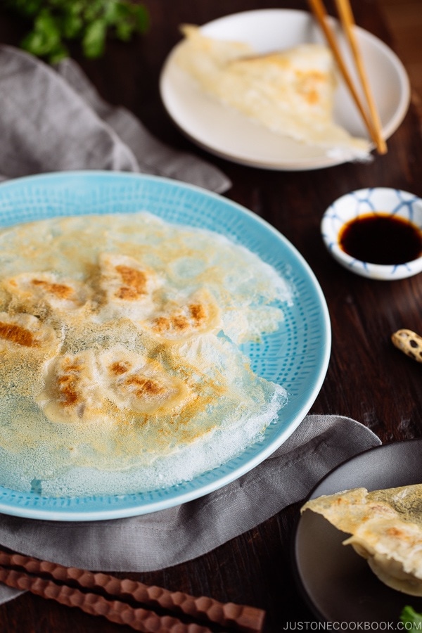 Gyoza with Wings called Hanetsuki Gyoza (#羽根つき餃子) is a Japanese dumpling with flavorful and juicy filling and fried to crispy perfection!