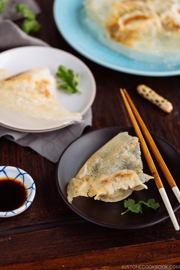 Gyoza with Wings called Hanetsuki Gyoza (#羽根つき餃子) is a Japanese dumpling with flavorful and juicy filling and fried to crispy perfection!