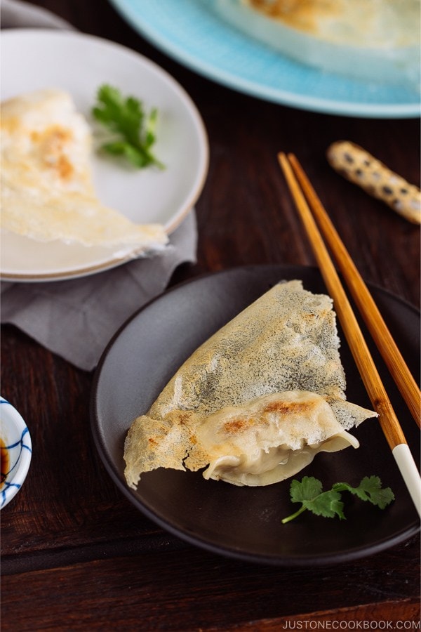 Gyoza with Wings called Hanetsuki Gyoza (#羽根つき餃子) is a Japanese dumpling with flavorful and juicy filling and fried to crispy perfection!