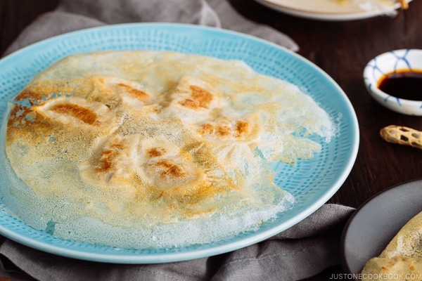 Gyoza with Wings called Hanetsuki Gyoza (#羽根つき餃子) is a Japanese dumpling with flavorful and juicy filling and fried to crispy perfection!