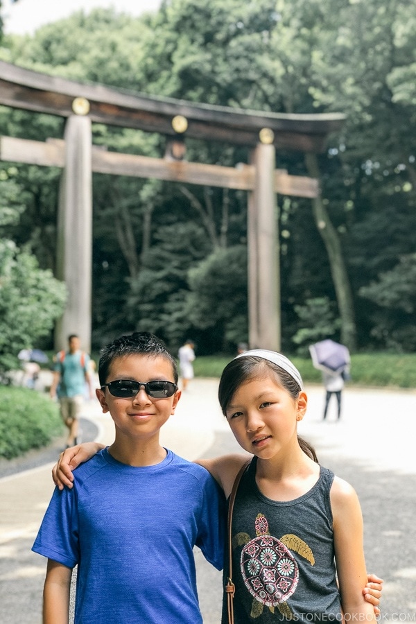 Just One Cookbook children in front of Otorii the grand shrine gate - Meiji Jingu Guide | justonecookbook.com