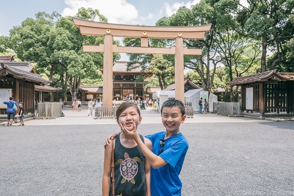 Just One Cookbook children in front of Otorii shrine gate - Meiji Jingu Guide | justonecookbook.com