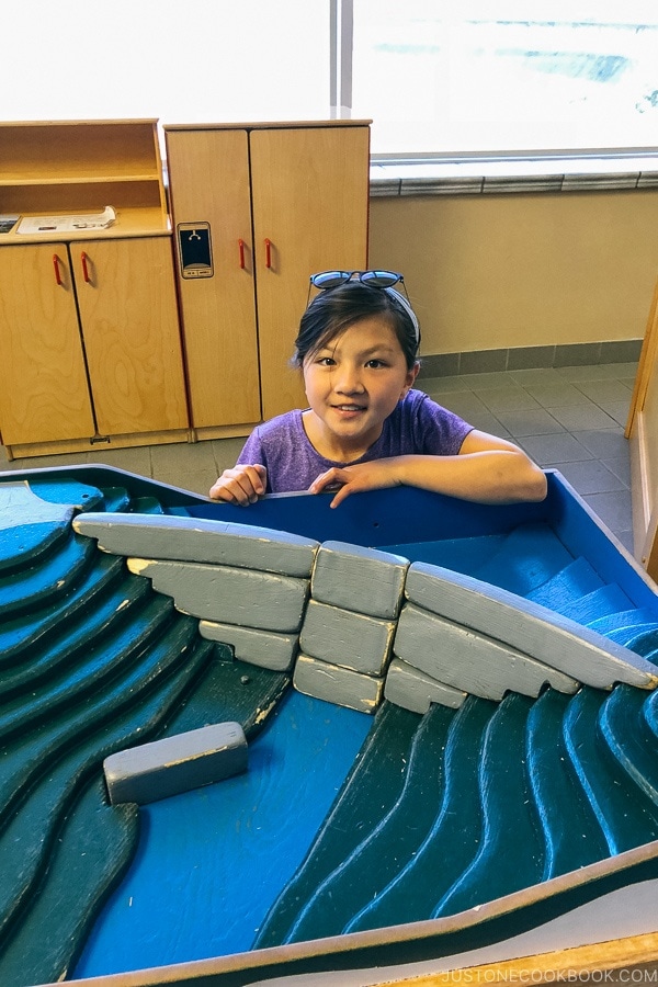 Just One Cookbook child in front of Shasta Dam model - Redding California Travel Guide | justonecookbook.com