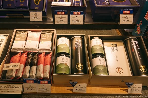 Nori seaweed shop at Shinjuku Isetan Food Floor - Shinjuku Travel Guide | justonecookbook.com