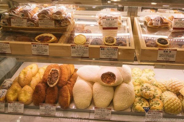 bread and pastry at Shinjuku Isetan Food Floor - Shinjuku Travel Guide | justonecookbook.com