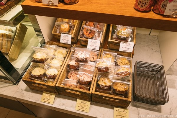 cookies and cake at Shinjuku Isetan Food Floor - Shinjuku Travel Guide | justonecookbook.com