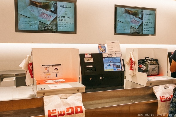 Self checkout at Uniqlo - Shinjuku Travel Guide | justonecookbook.com