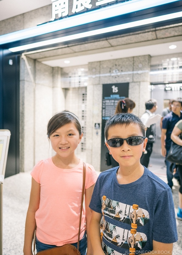 Just One Cookbook children at South Observatory Elevator Tokyo Metropolitan Government Building - Shinjuku Travel Guide | justonecookbook.com