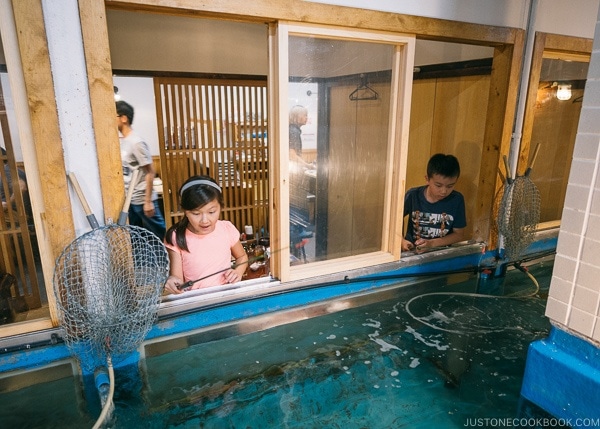 Just One Cookbook children at Zauo Shinjuku ざうお新宿店 - Shinjuku Travel Guide | justonecookbook.com