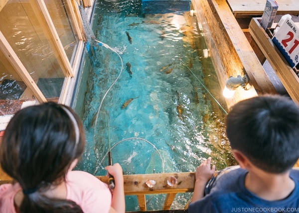 Just One Cookbook children fishing at at Zauo Shinjuku ざうお新宿店 - Shinjuku Travel Guide | justonecookbook.com