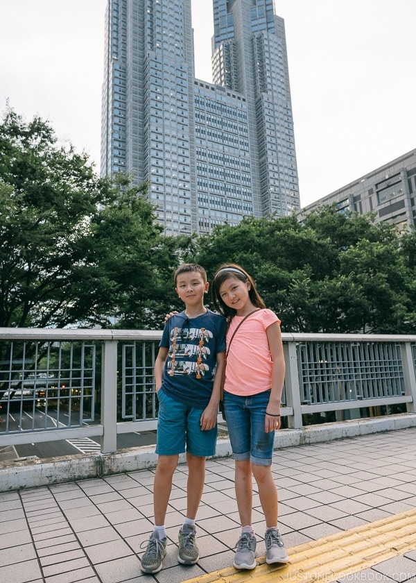 Just One Cookbook children in front of Tokyo Metropolitan Government Building - Shinjuku Travel Guide | justonecookbook.com