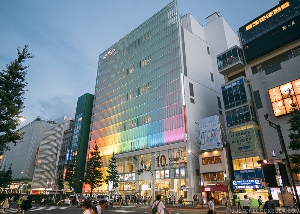 Shinjuku at night - Shinjuku Travel Guide | justonecookbook.com