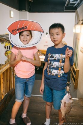 children with fish at Zauo Shinjuku ざうお新宿店 - Shinjuku Travel Guide | justonecookbook.com