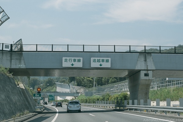 freeway passing lane and cruising lane - Guide to Driving in Japan | www.justonecookbook.com