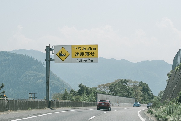 downward slope warning freeway sign - Guide to Driving in Japan | www.justonecookbook.com