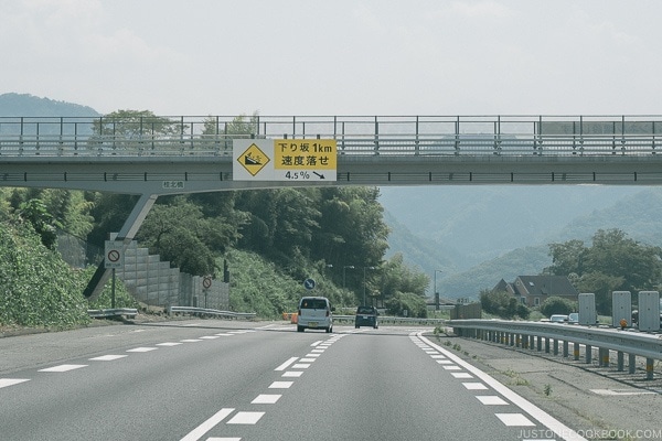 downward slope warning freeway sign - Guide to Driving in Japan | www.justonecookbook.com