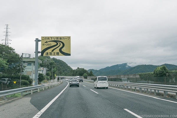 downward slope warning freeway sign - Guide to Driving in Japan | www.justonecookbook.com