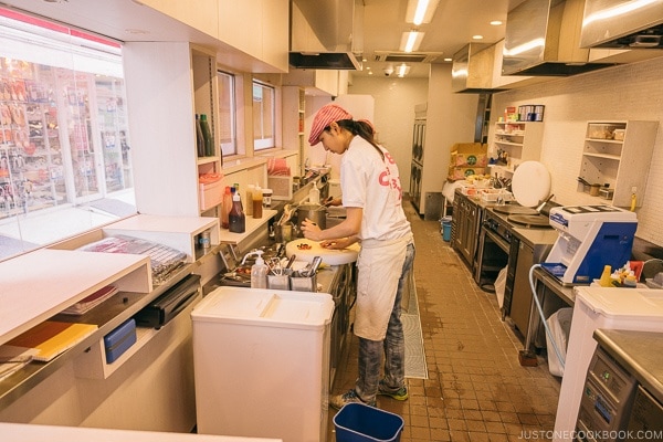 staff making crepe at sweet box crepe - Harajuku Travel Guide | www.justonecookbook.com