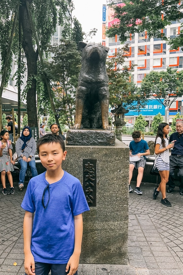 Just One Cookbook child in front of hachiko statue - Tokyo Shibuya Travel Guide | www.justonecookbook.com