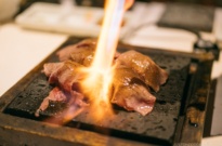 beef sushi being seared at Bonbori Shibuya - Tokyo Shibuya Travel Guide | www.justonecookbook.com