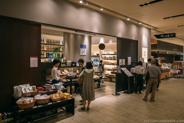 Sake shop Fukumitsuya Tokyo Midtown - Tokyo Roppongi Travel Guide | www.justonecookbook.com