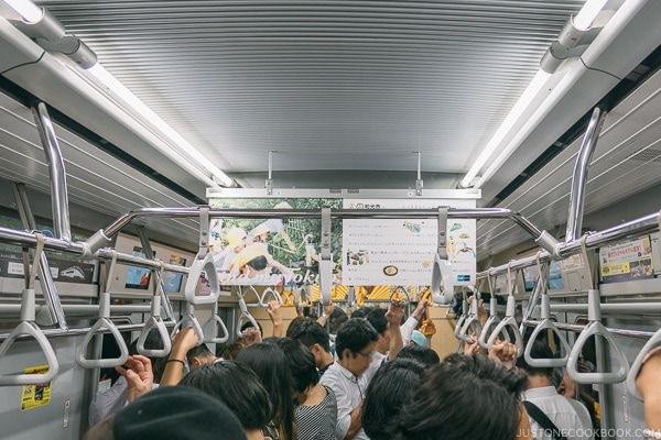 crowded ride on subway in Tokyo - Tokyo Roppongi Travel Guide | www.justonecookbook.com