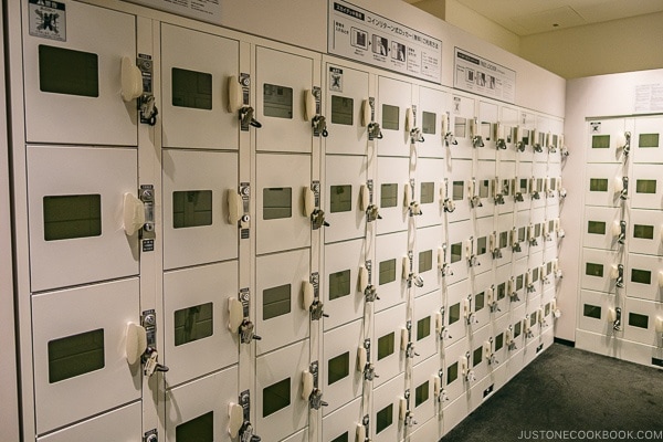 lockers for Skydeck at Roppongi Hills Mori Tower - Tokyo Roppongi Travel Guide | www.justonecookbook.com