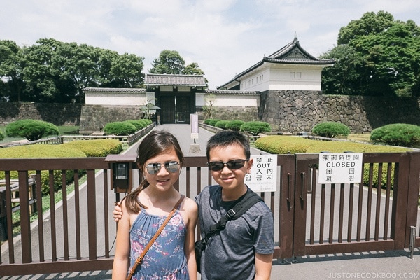 Just One Cookbook children outside the gate at the East Garden - The East Gardens of the Imperial Palace Guide | www.justonecookbook.com