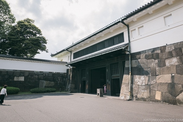 Ōte-mon Gate - The East Gardens of the Imperial Palace Guide | www.justonecookbook.com