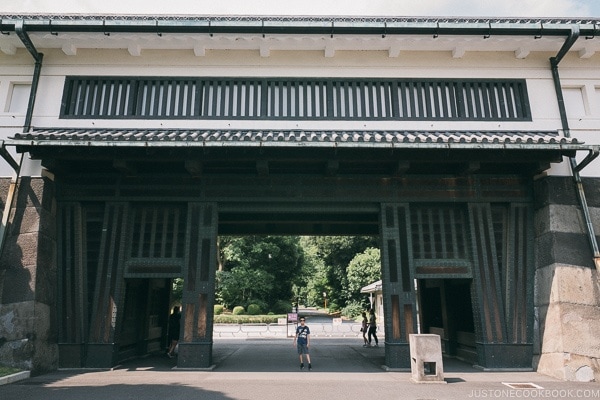 Just One Cookbook child at Ōte-mon Gate - The East Gardens of the Imperial Palace Guide | www.justonecookbook.com