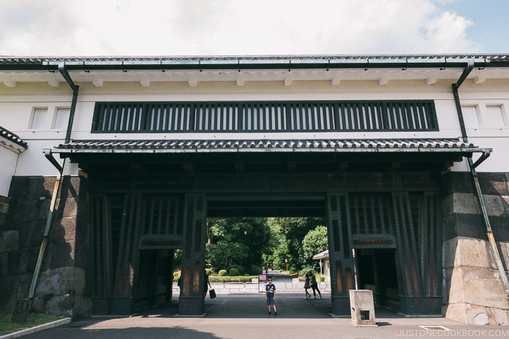 Ōte-mon Gate - The East Gardens of the Imperial Palace Guide | www.justonecookbook.com