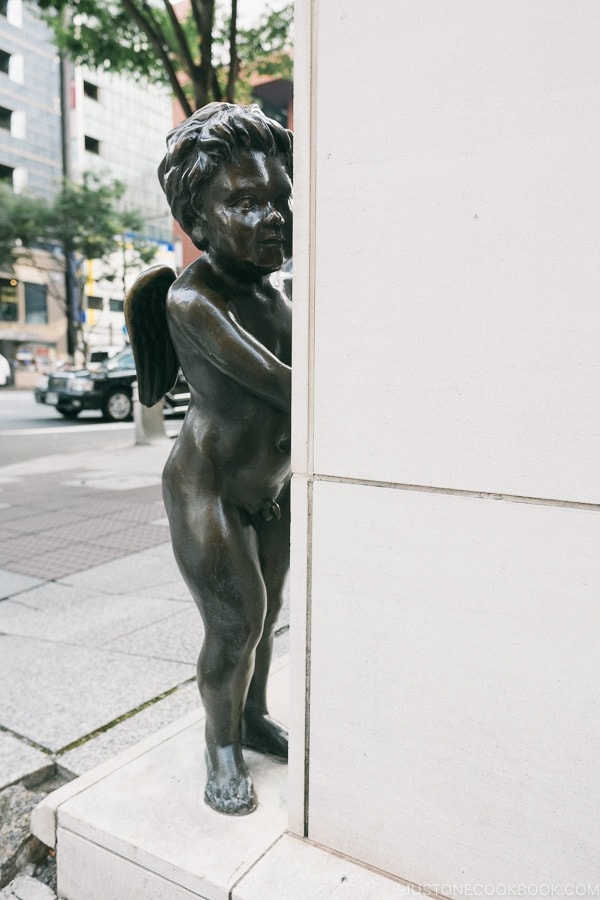 cupid statue in front of Tenshodo Ginza - Tokyo Ginza Travel Guide | www.justonecookbook.com