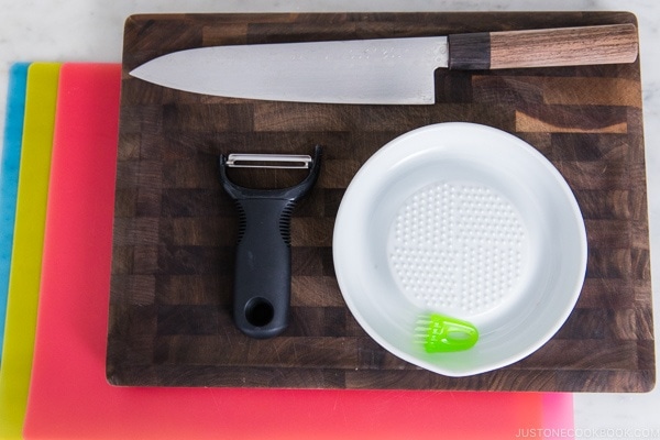 Knife and cutting boards.