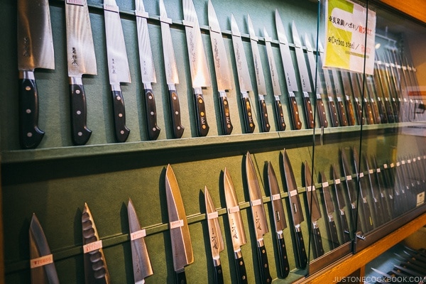 knifes on display in knife shop - Tokyo Kappabashi Guide | www.justonecookbook.com