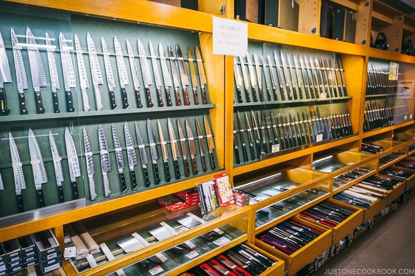 knifes on display in knife shop - Tokyo Kappabashi Guide | www.justonecookbook.com