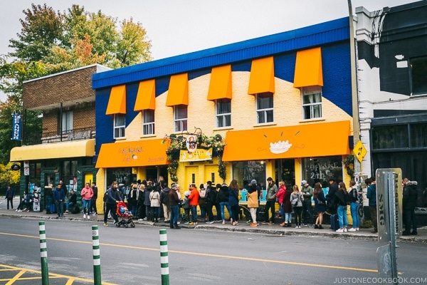 line outside La Banquise - Montreal Travel Guide | www.justonecookbook.com