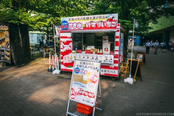 kakigori shaved ice stand - Tokyo Dome City | www.justonecookbook.com